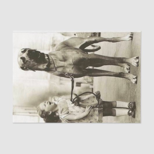  meisje met groots papier voor daandog (Voorkant)