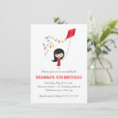 Meisje met haar verjaardagsfeest kaart (Staand voorkant)