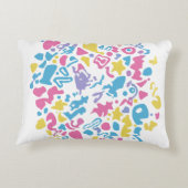 Meisje met hoofdtelefoon buigt zelfverzekerd en on accent kussen (Achterkant)