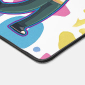 Meisje met hoofdtelefoon buigt zelfverzekerd en on bureaumat (Hoek)