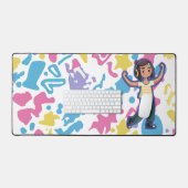 Meisje met hoofdtelefoon buigt zelfverzekerd en on bureaumat (Keyboard & Muis)