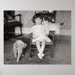 Meisje met knuffelspeelgoed, 1922. Oude foto Poster