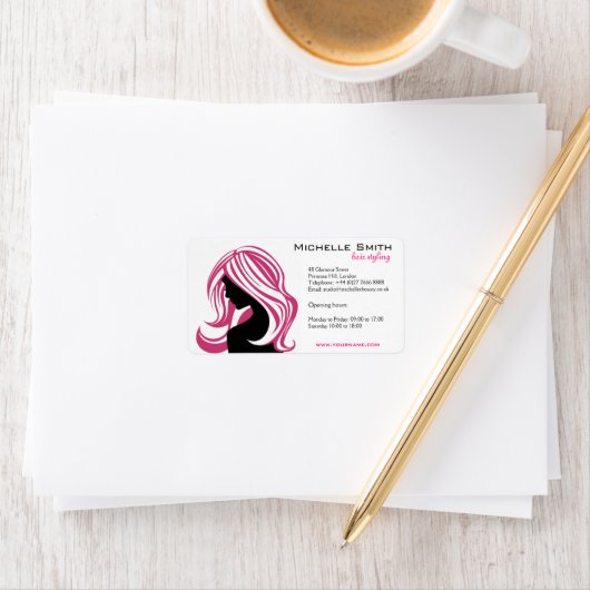 Meisje met Lang Roze Haar Kapsalon Etiket (Insitu)