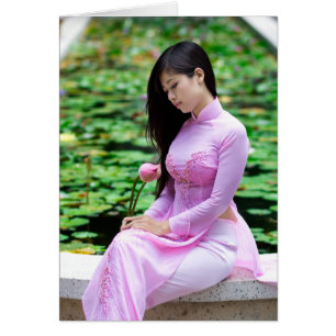 Meisje met lotus aan de fontein