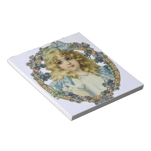 meisje met mooie bloemen en boe notitieblok (Schuin)