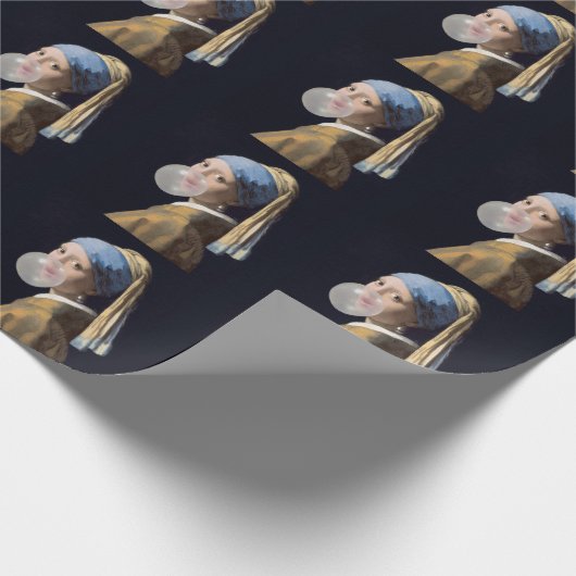 Meisje met parel oorbel blazen van een bubble gum cadeaupapier (Hoek)