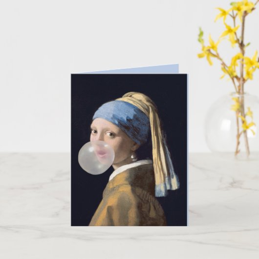 Meisje met parel oorbel blazen van een bubble gum kaart (Gele Bloem)