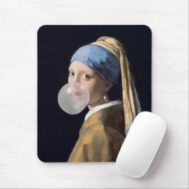 Meisje met parel oorbel blazen van een bubble gum muismat