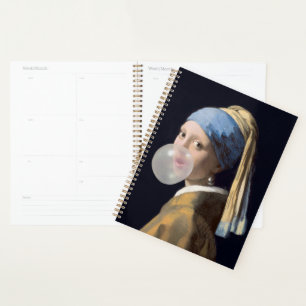 Meisje met parel oorbel blazen van een bubble gum planner