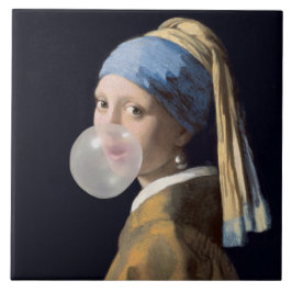 Meisje met parel oorbel blazen van een bubble gum tegeltje