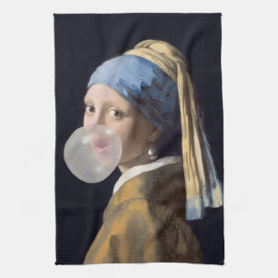 Meisje met parel oorbel blazen van een bubble gum theedoek