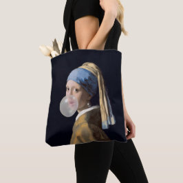 Meisje met parel oorbel die een kauwgomblaas blaas tote bag