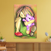 Meisje met speelgoedbeer canvasprint canvas afdruk (Insitu (Woonkamer))