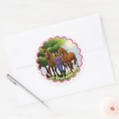 Meisje met twee paarden in het puin ronde sticker (Envelop)