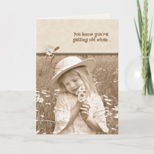 Meisje met verjaardagsmargrieten kaart