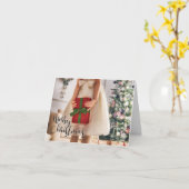 Meisje met verpakt geschenk bij de kerstboom kaart (Gele Bloem)