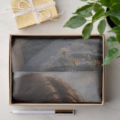 Meisje met vlinder op vinger tissuepapier (Geschenk)