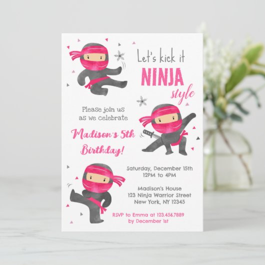 Meisje Ninja Karate Verjaardagsfeestuitnodigingen Kaart (Staand voorkant)