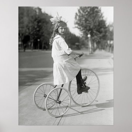 Meisje op driewieler, 1917. Oude foto Poster (Voorkant)
