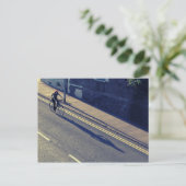 Meisje op een fiets (kruisproces) briefkaart (Staand voorkant)