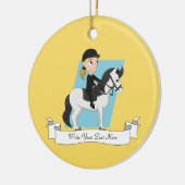 Meisje op een paardencartoon keramisch ornament (Links)