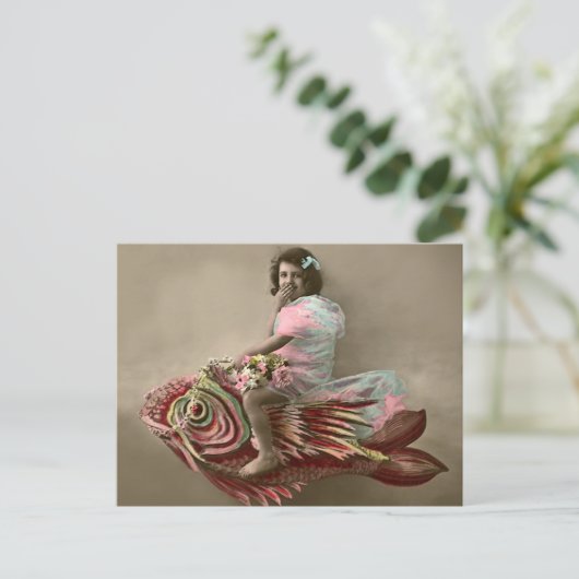 Meisje op een vis briefkaart (Staand voorkant)