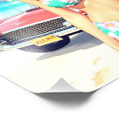 Meisje op het strand met een klassieke auto foto afdruk (Hoek)