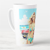 Meisje op het strand met een klassieke auto latte mok (Linkerhoek)