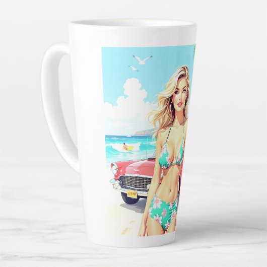 Meisje op het strand met een klassieke auto latte mok (Linkerhoek)