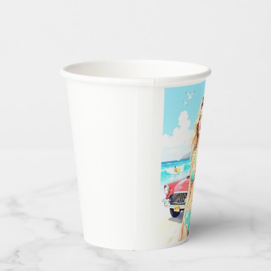 Meisje op het strand met een klassieke auto papieren bekers (Rechts)