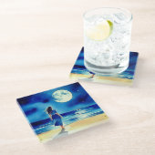 Meisje op het strand onder een volle maan glazen onderzetter (Schuin)