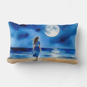 Meisje op het strand onder een volle maan kussen