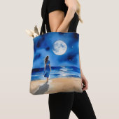 Meisje op het strand onder een volle maan tote bag (Dichtbij)