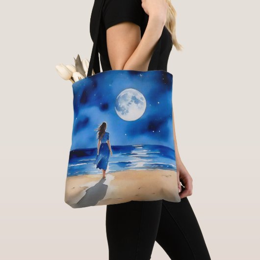 Meisje op het strand onder een volle maan tote bag (Dichtbij)