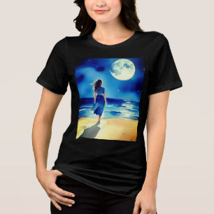 Meisje op het strand onder een volle maan Tri-Blend shirt