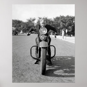 Meisje op motor, 1937. Oude foto Poster