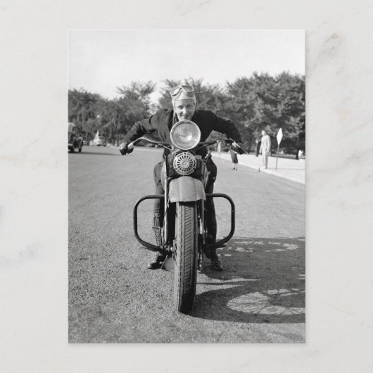 Meisje op motorfiets, 1937 briefkaart (Voorkant)