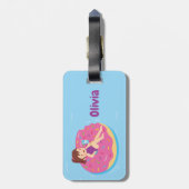 Meisje op regenboogsprinken Doughnut Pool Float Bagagelabel (Achterkant verticaal)