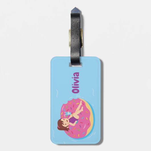 Meisje op regenboogsprinken Doughnut Pool Float Bagagelabel (Achterkant verticaal)