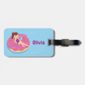Meisje op regenboogsprinken Doughnut Pool Float Bagagelabel (Achterkant horizontaal)