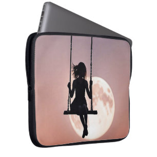Meisje op schommel met maan laptop sleeve