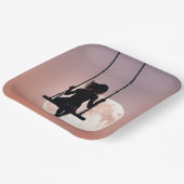 Meisje op schommel met maan papieren bordje (Gebogen)