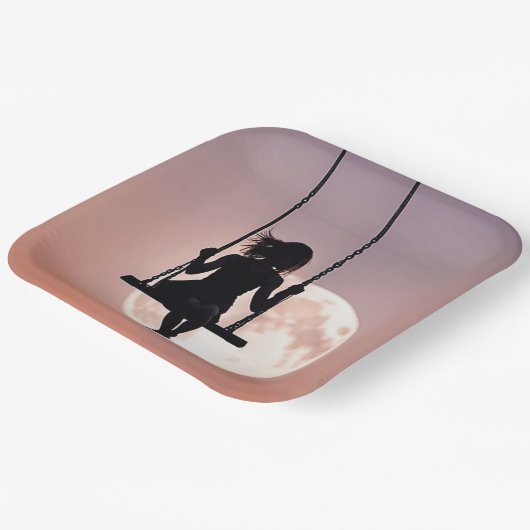 Meisje op schommel met maan papieren bordje (Gebogen)