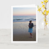 Meisje op strand bij zonsondergang kaart (Gele Bloem)