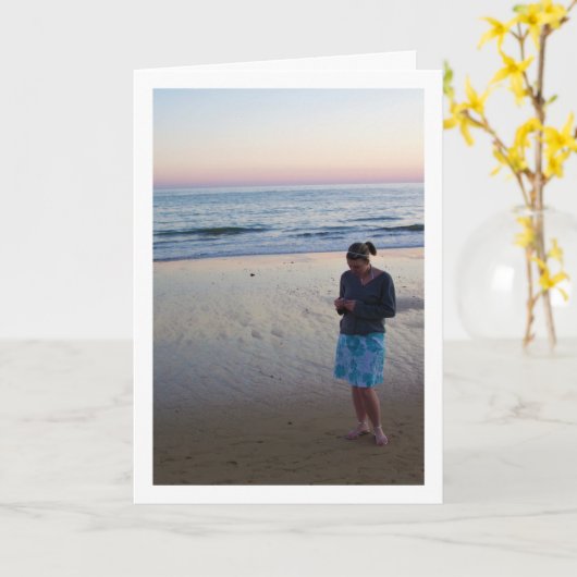 Meisje op strand bij zonsondergang kaart (Gele Bloem)