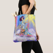Meisje op wolkenverf zon en regenboog - Fantasy Tote Bag (Dichtbij)