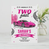 Meisje opgroeien twee snelle race auto 2e verjaard kaart (Staand voorkant)