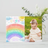 Meisje over de regenboog kleurrijke verjaardag fot kaart (Staand voorkant)