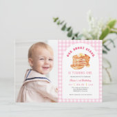 Meisje pannenkoekenontbijt verjaardagsfeest foto kaart (Staand voorkant)