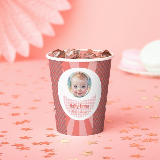 meisje papieren bekers (Insitu)